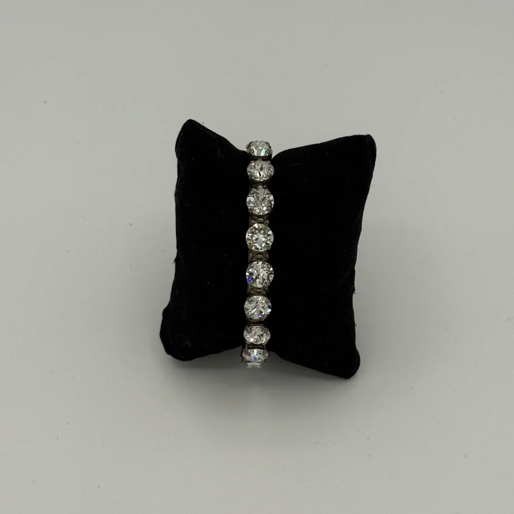 NWOT💎Women’s Riveting Romance Swarovski 16 Crystal Bangle Bracelet. - Picture 3 of 9